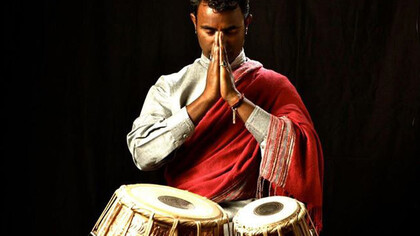 Il percussionista/vocalist Kamod Raj Palampuri dei Glad Tree