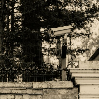 Las cámaras de seguridad aparecen como una mediación entre un "adentro" y el "afuera" al que percibe como una amenaza a su estilo de vida