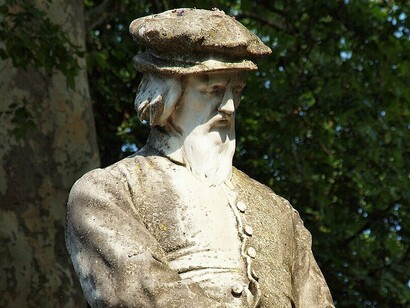 Statue de Jean Cousin, dans le square éponyme, à Sens, Yonne, France
