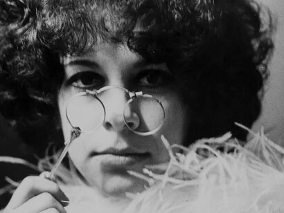 A cantora Gal Costa durante ensaio para a capa do disco "Gal Costa", lançado em 1969, pela gravadora Philips
