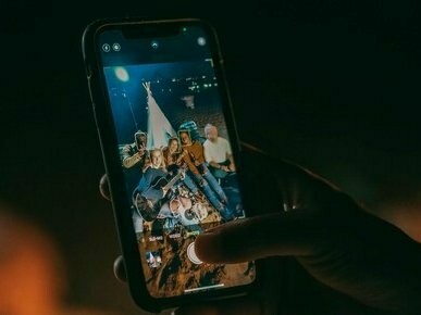 Vivemos em tempos acelerados, fragmentados, e a linguagem visual das redes sociais oferece-nos micro-narrativas onde podemos, por um momento, sentir que pertencemos a algo maior. Cada vídeo é um espelho, uma piada privada tornada pública, um gesto de “eu também sou assim”