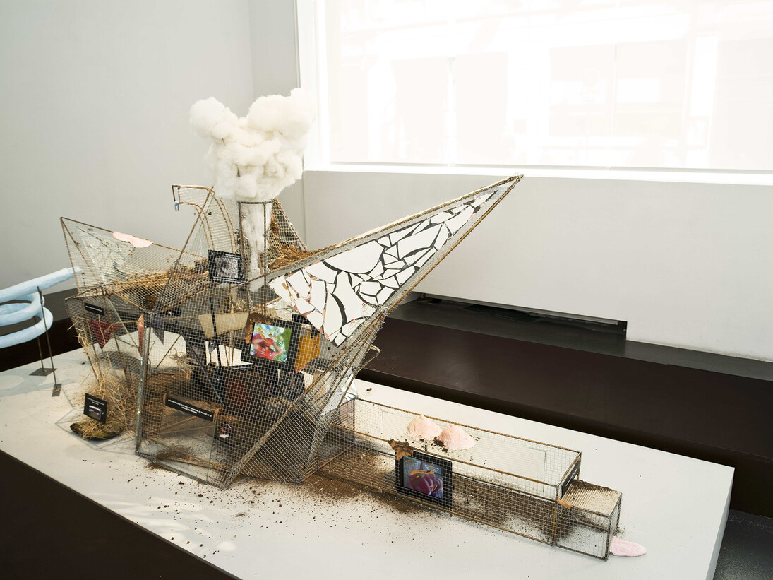 Laure Prouvost, Maquette for Grand Dad’s Visitor Center, 2014, Technique mixte, miroirs, bois, métal, fil de fer, terre, mousse, vidéo, plâtre, verre, renard empaillé, trois écrans vidéos, 145 x 290 x 110 cm (57 1/8 x 114 1/8 x 43 1/4 in.), Courtesy Galerie Nathalie Obadia, Paris/Bruxelles