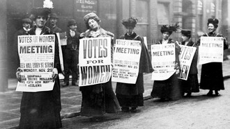 Le suffragette manifestano per il voto alle donne