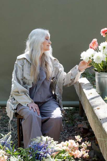 Cuando los viejos enfermamos dejamos de ser adultos para ser adolescentes “engreídos”, luego niños, infantes y, por último, imbéciles. Así nos tratan, querida, es como caer de golpe y porrazo del escalafón