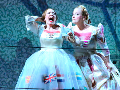 Emily Hindrichs (Marie) y Judith Thielsen (Charlotte)