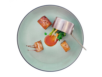 Coscia e petto di piccione in salsa fricassea