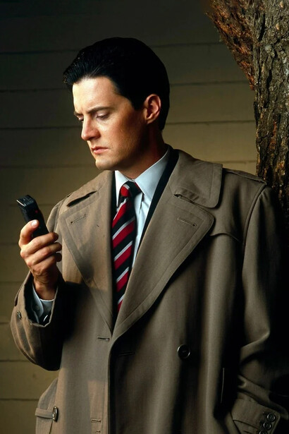 Más que una historia policial, Twin Peaks se volvió una experiencia inmersiva que marcó a generaciones de espectadores y redefinió los límites entre cine y televisión