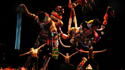 Joana Vasconcelos, Joujoux, 2007. Tricô e croché em lã feitos à mão, malha industrial, tecidos, adereços, poliéster, cabos de aço, 450 x 1000 x 1000 cm. Coleção da artista