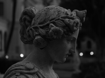 Es posible creer en esa capacidad de volverse otra, de labrarse en otra forma, con la poesía.