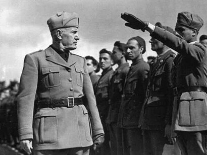 Mussolini inspecionado tropas na Etiópia. Desvende a retórica fascinante de Mussolini e seu impacto na Itália pós-Grande Guerra. Um discurso controverso que ecoa na história