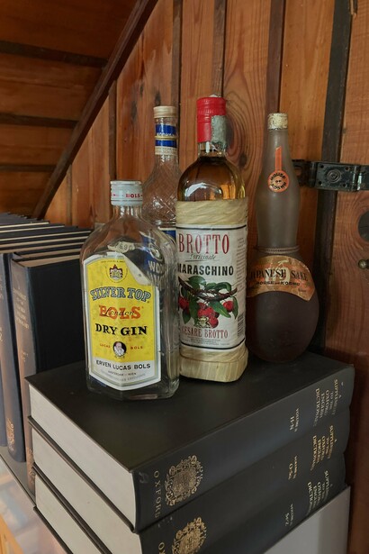 La casa di Auden: le “amate” (da buon anglosassone) bottiglie: gin, vermouth, maraschino, sakè…, foto di Flavius Roversi