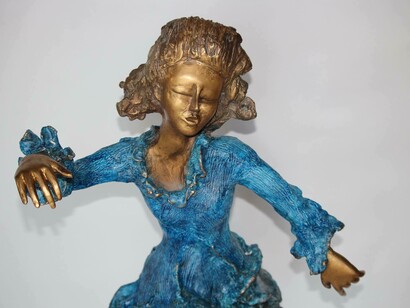 Milano Scultura Preview. Albertini, Ragazza con le calze bianche