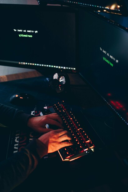 Acredita-se que os responsáveis usaram equipamentos profissionais de transmissão, o que indica conhecimento técnico avançado e acesso a recursos caros. Isso reforça a ideia de que não se tratava de uma simples brincadeira amadora, mas de uma operação planejada