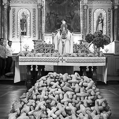 Francia, Rimou, 2023. La Messa della fête des Cônes, pani a forma di coni o croci. Foto di Stefano Torrione, gentilmente concesse