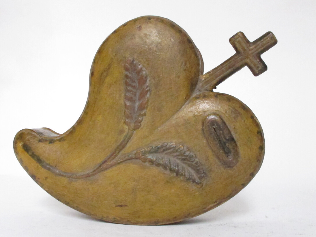 Elemosiniere di confraternita a forma di cuore in legno laccato, XVII secolo
