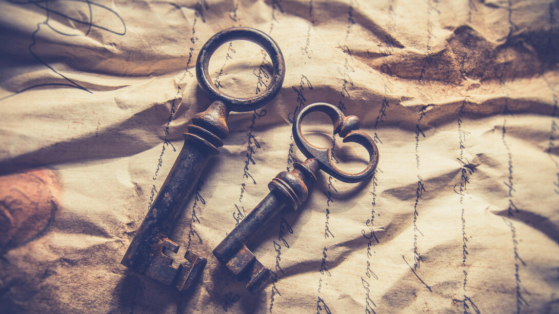 Duas chaves sob um papel ancestral escrito por autoras como Cecília Meirelles e Maria Carolina de Jesus com palavras que reescreveram o mundo por um olhar único