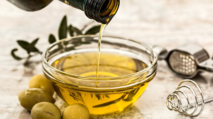 Olio crudo. L’olio ottenuto è un prodotto totalmente naturale e tende ad irrancidire in modo veloce, ragion per cui è sempre meglio consumarlo crudo, mantenerlo a riparo da fonti di calore, luce e sbalzi termici che porterebbero il prodotto ad irrancidirsi più velocemente