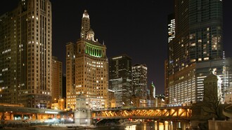 Chicago è una delle città statunitensi più riconoscibili sul grande schermo, grazie alla sua architettura monumentale, ai ponti sul fiume Chicago e al contrasto tra grattacieli e quartieri residenziali