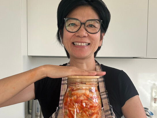 Debout, un bocal entre les mains, Kim Chi Pho tient bien plus qu’une recette : un fragment d’histoire, patiemment fermenté entre héritage familial et identité retrouvée