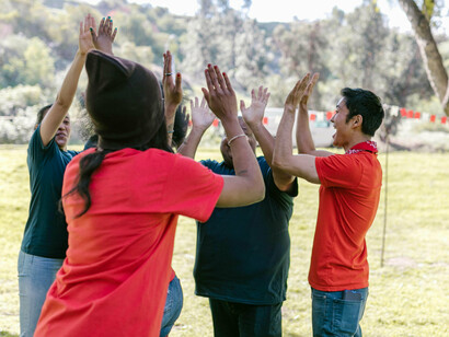 Réflexion sur le lien entre leadership et empathie, mettant en avant l'idée que le leadership pourrait reposer sur un fort attachement aux autres