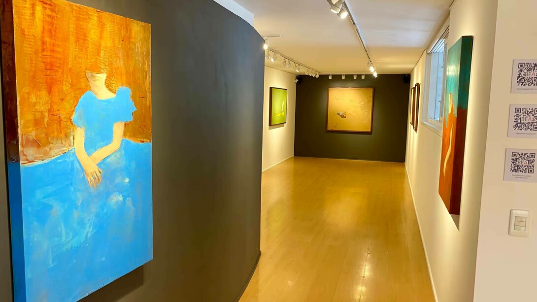 Varios artistas, Los espacios que habitamos, vista de exhibición. Cortesía de Beatriz Esguerra Art