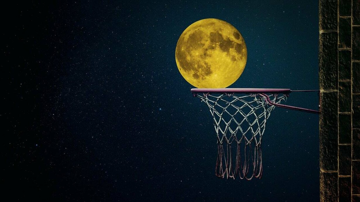 Magia dell'amore, passione per il basket. Al fianco del suo compagno sente quei tamburi che ora le vibrano nel cuore, prendendo possesso dei suoi battiti. Si ritrova, sorridendo, ad incrociare le dita quando si arriva ai tiri liberi, un goccio di fortuna e di preghiera uniti, guardando il canestro