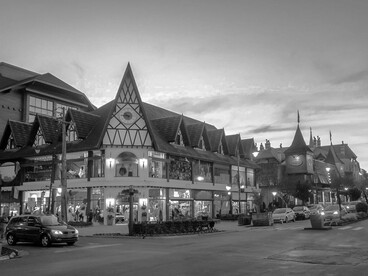 Vista da Avenida Borges de Medeiros, um dos pontos mais movimentados de Gramado. Mesmo em destinos turísticos intensos, respeitar o próprio funcionamento cerebral permite transformar a viagem em uma experiência mais leve e significativa. Entre paisagens encantadoras e grande circulação de pessoas, a viagem também se torna um exercício de autorregulação, presença e observação consciente do ambiente