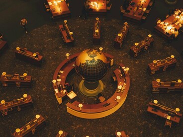 A grandiosidade da biblioteca e o globo iluminado evocam a relação entre literatura, cosmos e eternidade. Cada livro parece conter uma nova possibilidade de mundo