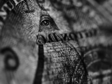 Más que simples extravagancias, las narrativas sobre poderes invisibles y conspiraciones globales evidencian la persistencia de la imaginación colectiva en la vida contemporánea