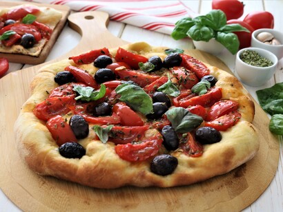 Nel 2017, l'arte dei pizzaioli napoletani è stata riconosciuta come Patrimonio Immateriale dell’Umanità dall’UNESCO, segnando un traguardo storico per la tradizione partenopea. Un riconoscimento che sancisce l'importanza culturale della pizza napoletana nel mondo
