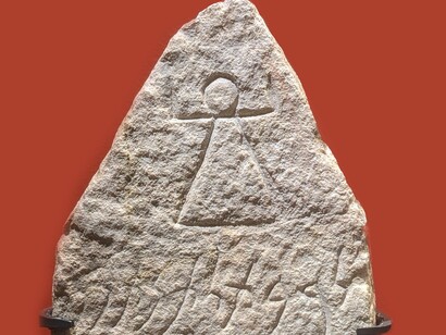 Stele ex voto con iscrizione punica e decorata con un segno di Tanit e con l'iscrizione: "Alla signora Tanit, volto di Baʿal, e al Signore Baʿal Ḥammon, che ŠṢP, figlio di Adonibaʿal ha fatto voto". Musée du Louvre Antiquités orientales, Parigi, Francia