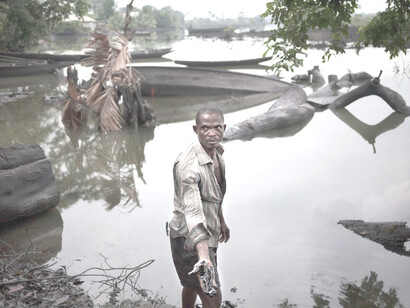 Derrame petrolero en el delta del Níger: de acuerdo con Amnistía Internacional, datos de los informes de Shell sobre incidentes revelan que en el periodo 2011-2018 la empresa informó de 1,010 vertidos en la red de oleoductos y pozos que opera en Nigeria