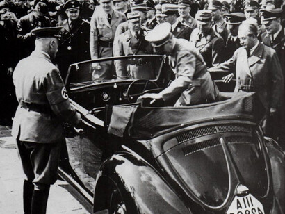 Luglio 1938 - Hitler sale su un prototipo a Wolfsburg. In borghese, Porsche