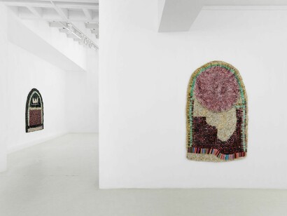 Moffat Takadiwa, The crown! Vue de l'exposition. Avec l'aimable autorisation de la Galerie Semiose