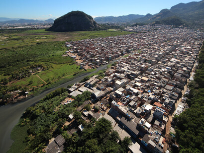 Baía de Guanabara: o crescimento urbano desordenado e falta de saneamento degradam sem parar as águas da baía e a única alternativa de lazer para a população mais pobre é o piscinão de Ramos