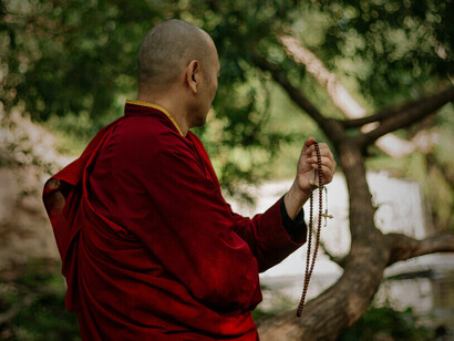 La discipline, comme un souffle intérieur, où chaque mouvement devient une promesse à soi-même. La paix se trouve dans le rythme lent de l’esprit