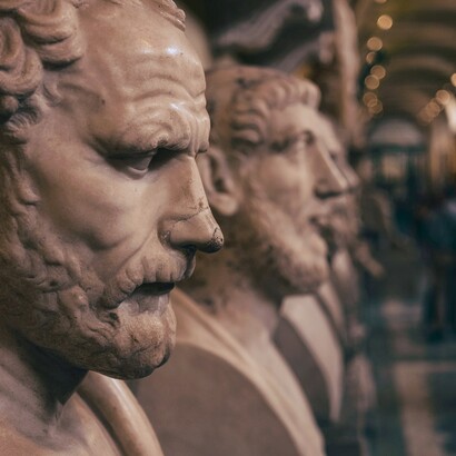 Leggere il passato allarga lo sguardo: ci permette di incontrare persone lontane nel tempo, comprenderne le scelte e scoprire quanto siano complesse le ragioni degli esseri umani