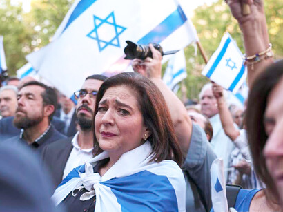 Mujer israelí llora por los ataques de Hamás en una manifestación en Tel Aviv, Israel