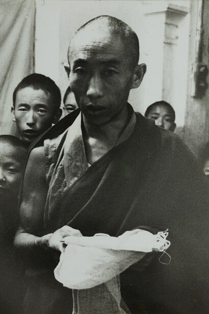 Germaine Krull, Cérémonie religieuse tibétaine, offrande de l’écharpe blanche, Sans date, Tirage gélatino-argentique, 24,1 x 18,5 cm, Museum Folkwang, Essen © Estate Germaine Krull, Museum Folkwang, Essen