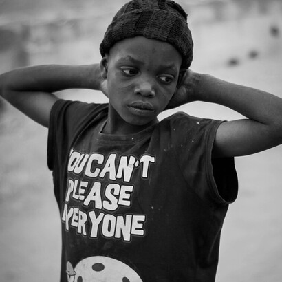 Le tee-shirt incarne une forme de contestation, que ce soit à travers des slogans politiques, sociaux ou environnementaux 