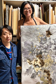 L'artiste Akira Inumaru et Kim Chi Pho, à la galerie Area Paris en France
