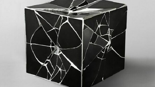 Cube. 2009, piastrelle di ceramica, cemento, poliuretano espanso, 60 × 60 × 60. Collezione Oleg Krasnoselsky