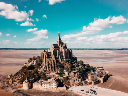 L'abbaye du Mont Saint-Michel. Une ligne tellurique est également appelée Saint Michel, car elle relie plusieurs hauts lieux dédiés à son culte