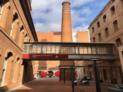 Curtis y Cronia son una pareja de artistas nacidos en L'Hospitalet. Convierten el drama de haber nacido en un suburbio postindustrial de Barcelona en argumento de sus acciones y en jolgorio con participación del público