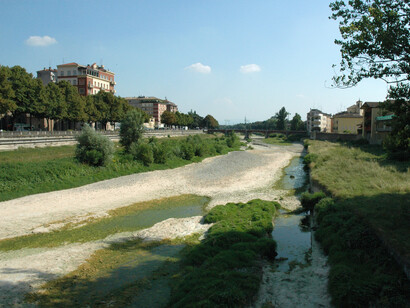 Tra i ritrovamenti più interessanti dell’area di scavo archeologico, il già citato ripostiglio votivo evidenzia la probabile esistenza, di un luogo sacro al centro del torrente, forse un tempio-santuario legato al culto delle acque, collocato su un’isoletta