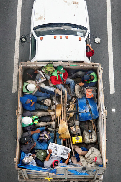 Alejandro Cartagena, Carpoolers #51, 2011-2012. Courtesy of Catharine Clark Gallery