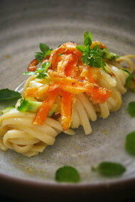 Linguine con pesto a crudo di zucchine e chips di carote