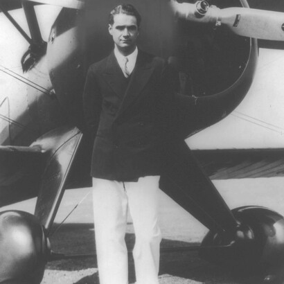 Howard Hughes in posa davanti a un aereo, anni '40