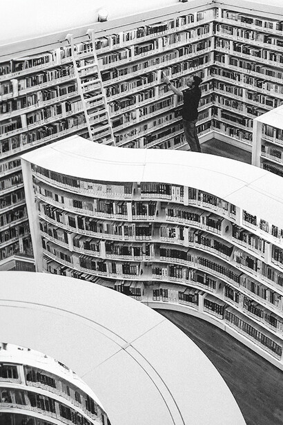 Livraria. Tente passear os livros, isto é, andar com um livro