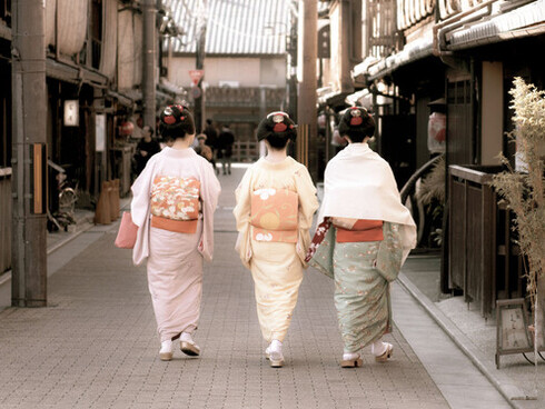 La cultura japonesa trasciende lo cotidiano, integrando tradiciones ancestrales con una modernidad que fluye entre lo tangible y lo espiritual